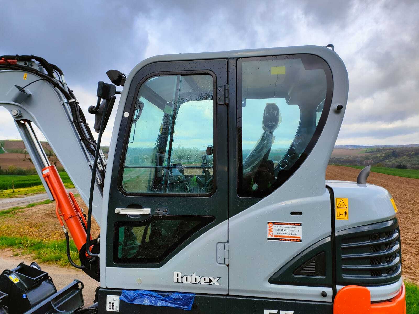 Cabina unui excavator Ferom Exe, pe un teren pregătit pentru lucru