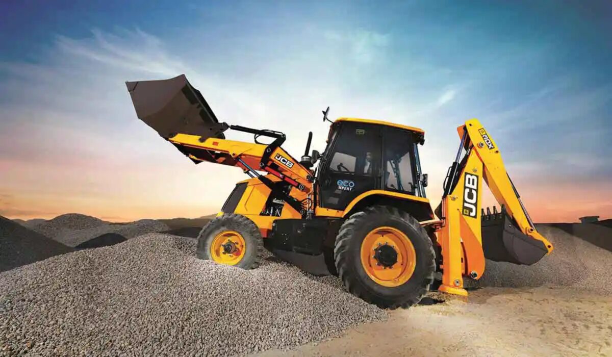 Buldoexcavator lucrând pe o grămadă de pietriș